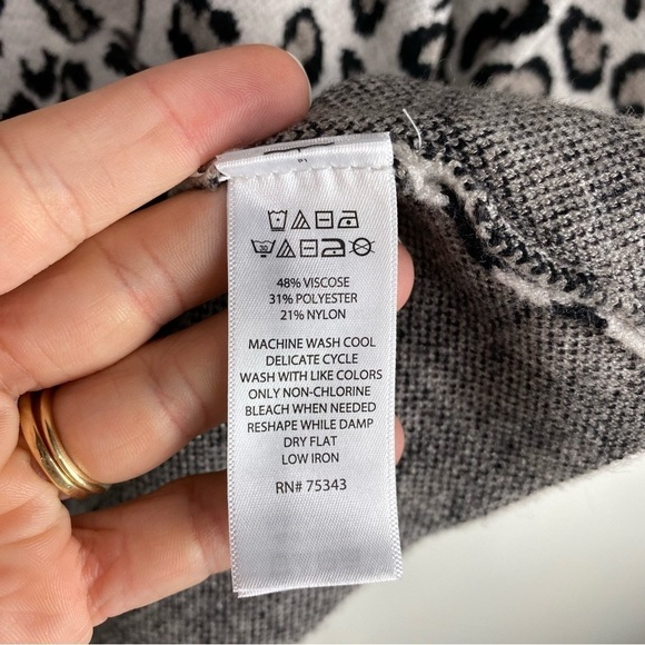 Tahari Leopard Animal Print Rolled Sleeves Stretchy Pullover‎ Sweater Size Small - Picture 4 of 5